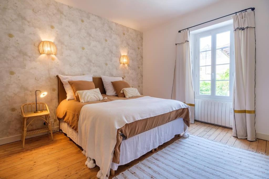 Appartement Avec Son Patio Dans Centre Historique De Bourg Bourg-sur-Gironde Exterior foto