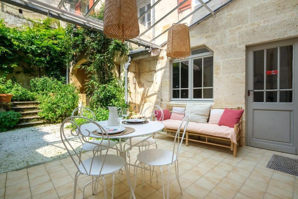 Appartement Avec Son Patio Dans Centre Historique De Bourg Bourg-sur-Gironde Exterior foto