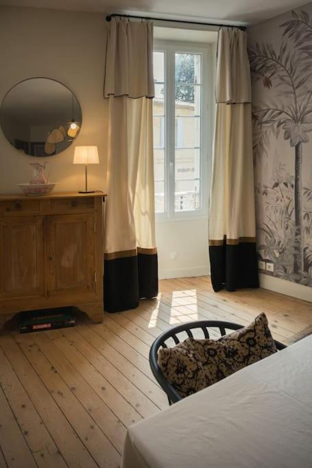 Appartement Avec Son Patio Dans Centre Historique De Bourg Bourg-sur-Gironde Exterior foto