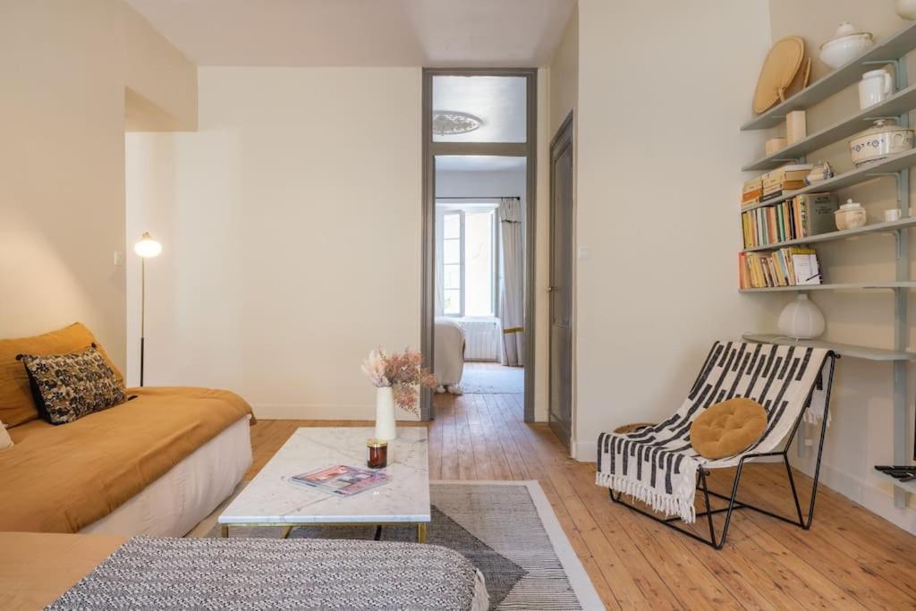Appartement Avec Son Patio Dans Centre Historique De Bourg Bourg-sur-Gironde Exterior foto