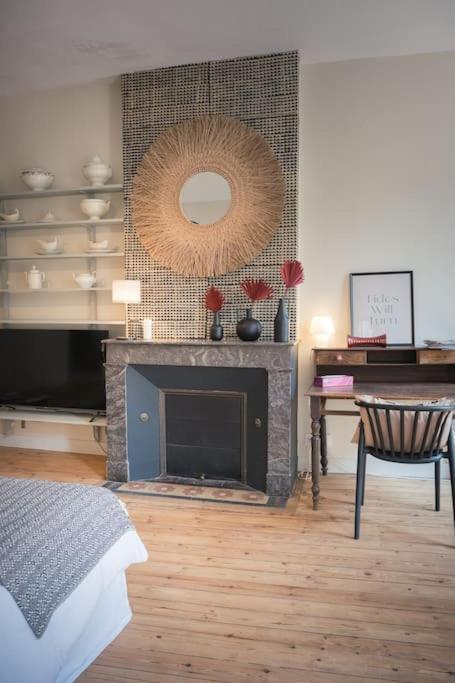 Appartement Avec Son Patio Dans Centre Historique De Bourg Bourg-sur-Gironde Exterior foto