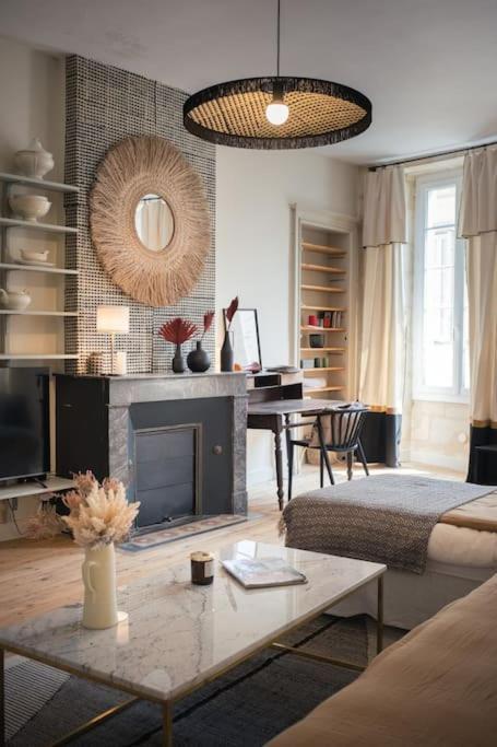 Appartement Avec Son Patio Dans Centre Historique De Bourg Bourg-sur-Gironde Exterior foto