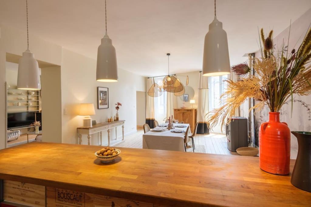 Appartement Avec Son Patio Dans Centre Historique De Bourg Bourg-sur-Gironde Exterior foto
